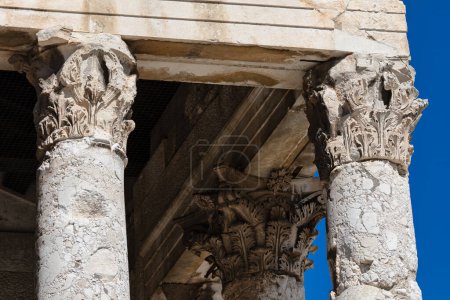 Détails des colonnes corinthiennes. Temple antique typique
