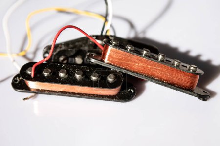 Micros magnétiques pour guitare électrique à fond blanc