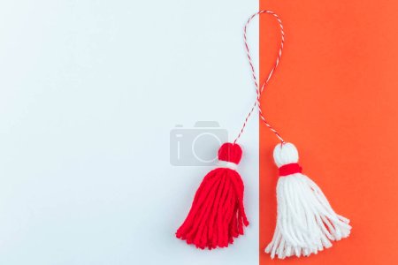 Téléchargez les photos : Traditional Martisor - symbol of holiday 1 March, Martenitsa, Baba Marta, beginning of spring and seasons changing in Romania, Bulgaria, Moldova. Greeting and post card for holidays. - en image libre de droit