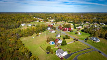 Foto de Foto aérea de drones de la comunidad agrícola residencial en Maryland en otoño mostrando casas y árboles coloridos - Imagen libre de derechos
