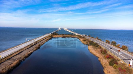 Foto de Foto colorida del dron del puente de la bahía de Maryland Chesapeake Ambos carriles muestran tráfico al amanecer - Imagen libre de derechos