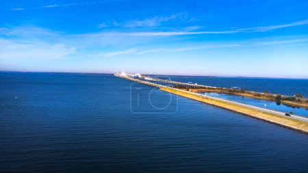 Foto de Drone Foto de Maryland Chesapeake Bay Bridge East Bounds Side al amanecer - Imagen libre de derechos