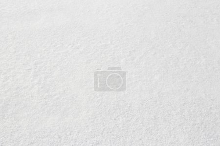 Téléchargez les photos : Couverture de neige uniforme. Texture de neige sur un terrain plat - en image libre de droit