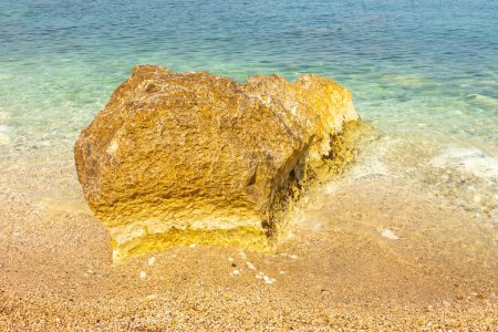 Una enorme piedra en la orilla del mar Jónico