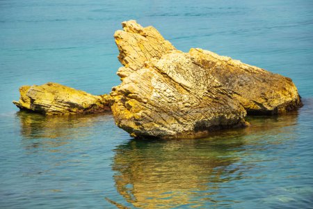 Piedras grandes en el mar cerca de la orilla, interesante para los geólogos