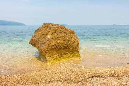 Ein riesiger Stein am Ufer des Ionischen Meeres