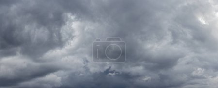 Un cielo tormentoso con densas nubes grises ante una tormenta