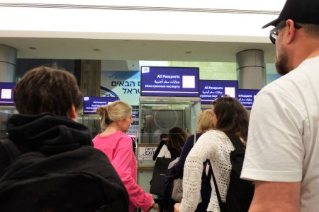 Téléchargez les photos : LOD, ISR - NOV 01 2022 : Passagers faisant la queue au poste de contrôle de l'immigration à l'aéroport Ben Gourion.Un total de 27.050 olim (immigrants) de partout dans le monde sont arrivés en Israël au cours de 202 - en image libre de droit