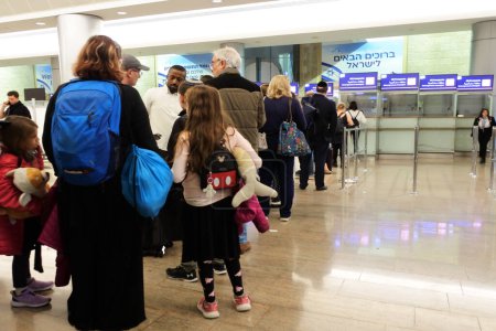 Téléchargez les photos : LOD, ISR - NOV 01 2022 : Passagers faisant la queue au poste de contrôle de l'immigration à l'aéroport Ben Gourion.Un total de 27.050 olim (immigrants) de partout dans le monde sont arrivés en Israël au cours de 202 - en image libre de droit