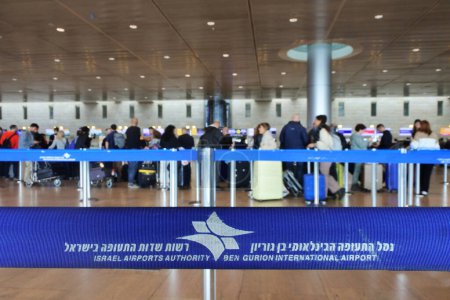 Foto de LOD, ISR NOV 29 2022: Un gran grupo de muchos pasajeros aéreos esperan en línea en el aeropuerto Ben Gurion, Israel.En 2019, el aeropuerto Ben Gurion manejó 24.8 millones de pasajeros. - Imagen libre de derechos