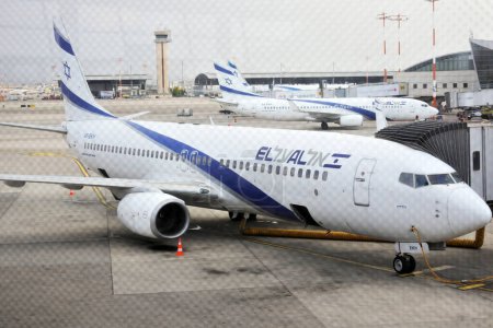 Téléchargez les photos : LOD, ISR NOV 29 2022 : Les avions d'El Al Israel Airlines vus depuis un verre de sécurité à l'aéroport Ben Gourion considéré comme l'un des meilleurs aéroports du Moyen-Orient en raison de son haut niveau de sécurité. - en image libre de droit