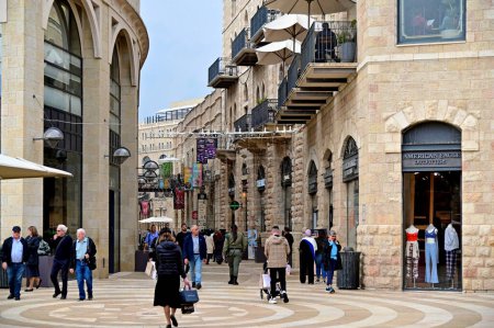 Foto de JERUSALEM - 15 NOV 2022: Padestrians en la avenida Alrov Mamilla en Jerusalén Israel. Es el único centro comercial al aire libre en Israel. - Imagen libre de derechos