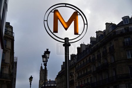 Foto de PARÍS - 30 NOV 2022: Letrero del Metro de París en París, Francia.El Metro de París es un sistema de tránsito rápido con un número anual de pasajeros del Metro de París de 1.520 millones (2015) - Imagen libre de derechos