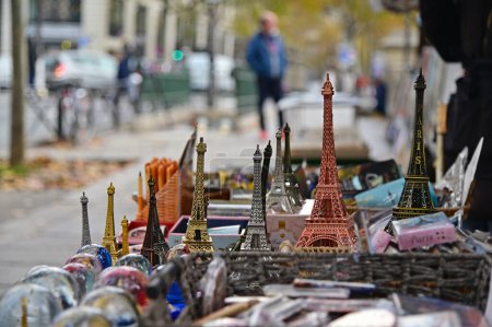 Foto de PARÍS - 30 NOV 2022: Stand de recuerdos en París, Francia. En 2021, los turistas gastaron 8.400 millones (US $9.000 millones) en París, Francia. - Imagen libre de derechos