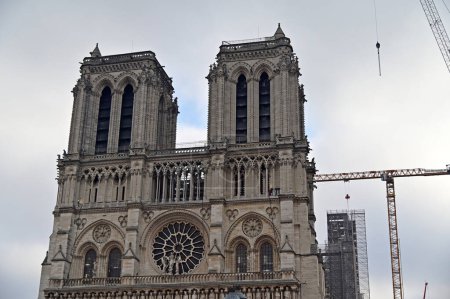 Foto de PARÍS - 30 NOV 2022: Catedral de Notre-Dame en construcción en París, Francia. Actualmente está programada para reabrirse en 2024, cinco años después de que el incendio destruyera la parte superior de la Catedral de Notre-Dame. - Imagen libre de derechos