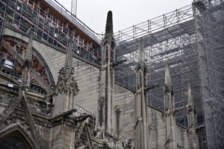 Téléchargez les photos : PARIS - 30 NOV 2022 : La cathédrale Notre-Dame en construction à Paris, en France, rouvrira ses portes en 2024, cinq ans jour pour jour après l'incendie qui a détruit la partie supérieure de la cathédrale Notre-Dame - en image libre de droit
