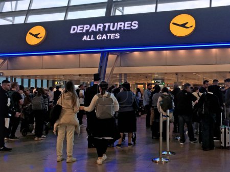 Téléchargez les photos : TEL AVIV - NOV 29 2022 : Passagers israéliens dans la porte des départs de l'aéroport Ben Gourion.En 2021, les autorités israéliennes ont enregistré plus de trois millions de départs à l'étranger de citoyens israéliens. - en image libre de droit