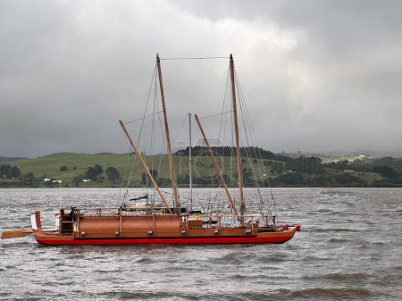 Foto de MANGONUIE, NZL - JAN 31 2023: Maori Double hulled sailing waka mooring in Northland New Zealand. It used for inter-island sailing, measured 33 metres and reputedly carried over 100 people with supply. - Imagen libre de derechos