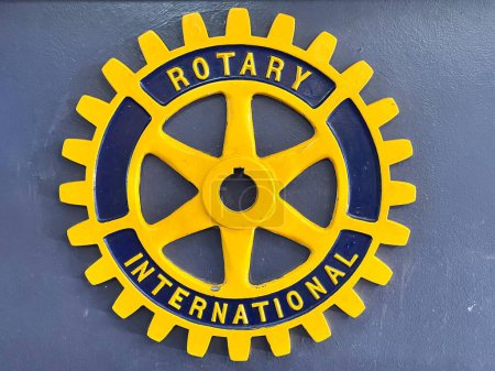 Foto de CHINCHILLA, QLD - 21 FEB 2023: Rotary International organización sign.There son más de 46.000 clubes miembros en todo el mundo, con una membresía de 1,4 millones de personas, conocido como Rotarians. - Imagen libre de derechos