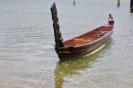 Foto de WAITANGI, NZL - 25 ENE 2023: embarcaciones maoríes, generalmente canoas de tamaño que van desde pequeñas canoas utilizadas para la pesca y los viajes por el río hasta grandes canoas de guerra decoradas - Imagen libre de derechos