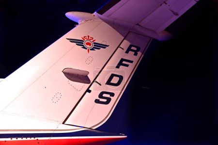 Foto de DUBBO, NSW - 07 MAR 2023: Avión Royal Flying Doctor Service que brinda atención médica y servicio de emergencia las 24 horas a las personas que viven, trabajan y viajan a través de los 8 millones de km de Australia. - Imagen libre de derechos