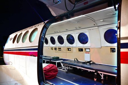 Foto de DUBBO, NSW - 07 MAR 2023: Royal Flying Doctor Service cabina de avión que proporciona atención médica y servicio de emergencia las 24 horas a las personas que viven, trabajan y viajan a través de los 8 millones de km de Australia. - Imagen libre de derechos