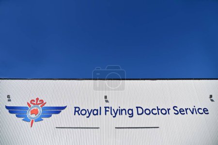 Foto de DUBBO, NSW - 07 MAR 2023: The Royal Flying Doctor Service building providing health care and 24-hour emergency service to people who live, work and travel across the 8 million km of Australia. - Imagen libre de derechos