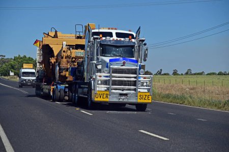 Téléchargez les photos : DUBBO, NSW - MAR 07 2023 : Un camion surdimensionné transporte une machinerie minière.L'industrie minière a injecté 15 milliards de dollars dans l'économie de la NSW en 2019-2020 tout en soutenant des dizaines de milliers d'emplois dans les communautés régionales - en image libre de droit