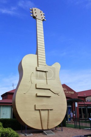 Téléchargez les photos : TAMWORTH, NSW - MAR 27 2023 : The Big Golden Guitar à Tamworth Nouvelle-Galles du Sud, Australie.Tamworth est communément appelée la capitale de la musique country australienne. - en image libre de droit