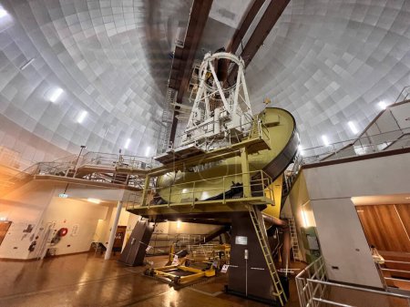 Foto de COONABARABRAN, NSW - MAR 05 2023:The Anglo-Australian Telescope at Siding Spring Observatory near Coonabarabran, New South Wales, Australia. - Imagen libre de derechos