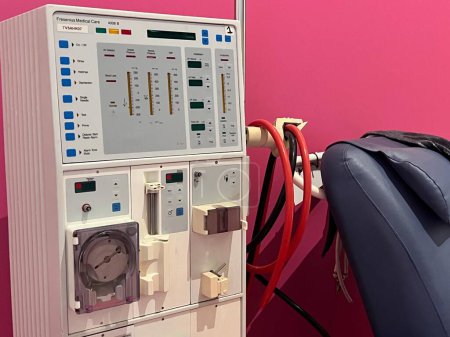Téléchargez les photos : CANBERRA - MAR 14 2023 : Machine d'hémodialyse. Dialyse pour gérer l'insuffisance rénale. L'insuffisance rénale chronique touche 10 % de la population mondiale, soit 00 millions d'individus.. - en image libre de droit