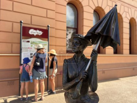 Téléchargez les photos : MARYBOROUGH, QLD - 19 avril 2023 : Statue de Mary Poppins devant le musée Story Bank à Maryborough, Queensland, berceau de Pamela Travers, créatrice de Mary Poppins et le festival annuel Mary Poppins. - en image libre de droit