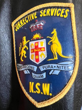 Foto de DUBBO, NSW - MAR 07 2023: Corrective Services New South Wales Insignia.CSNSW es responsable de las prisiones del estado y de una serie de programas para la gestión de delincuentes en la comunidad. - Imagen libre de derechos