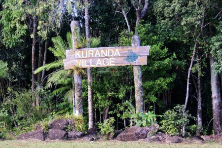 Téléchargez les photos : KURANDA, QLD - 21 MAI 2023 : Panneau routier du village de Kuranda. Kuranda est une ville rurale populaire d'attraction toriste située sur l'Atherton Tableland du Queensland, Australie. - en image libre de droit
