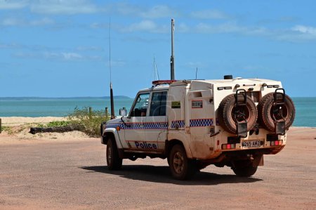 Foto de SEISIA, QLD - 16 JUNIO 2023: Carro de arroz de la policía de Queensland Las furgonetas de policía se emplean generalmente para el transporte de prisioneros dentro de una celda especialmente adaptada en el vehículo. - Imagen libre de derechos