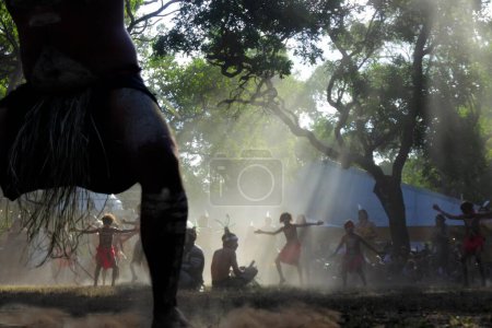 Foto per LAURA, QLD - 08 LUGLIO 2023: Danza cerimoniale aborigena australiana al Laura Quinkan Dance Festival Cape York Queensland, Australia. Le cerimonie combinano danza, canto, rituali, decorazioni corporee e costumi - Immagine Royalty Free