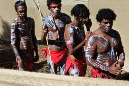Foto de LAURA, QLD - 08 JULIO 2023: Australianos aborígenes se preparan para la danza ceremonial en Laura Quinkan Dance Festival Cape York Australia. Las ceremonias combinan danza, canto, rituales, decoraciones corporales y disfraces - Imagen libre de derechos