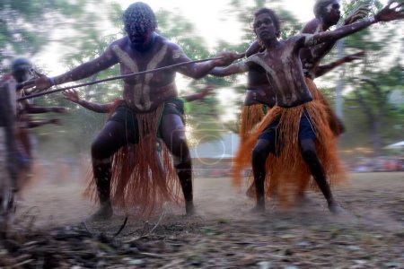 Foto de LAURA, QLD - 08 JULIO 2023: Danza ceremonial de los aborígenes australianos en Laura Quinkan Dance Festival Cape York Queensland, Australia. Las ceremonias combinan danza, canto, rituales, decoraciones corporales y disfraces - Imagen libre de derechos