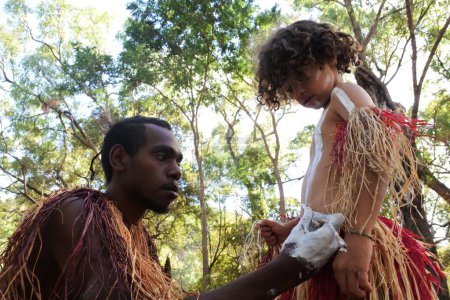 Téléchargez les photos : LAURA, QLD - 08 JUILLET 2023 : Des aborigènes australiens se préparent pour la danse cérémonielle au Cap York Queensland, en Australie. Les cérémonies combinent danse, chant, rituels, décorations corporelles et costumes - en image libre de droit