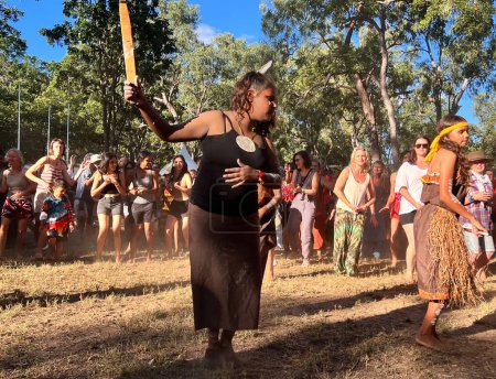 Téléchargez les photos : LAURA, QLD - 08 JUILLET 2023 : Femmes aborigènes australiennes lors d'une danse cérémonielle au Laura Quinkan Dance Festival Cape York Australie. Les cérémonies combinent danse, chant, rituels, décorations corporelles et costumes - en image libre de droit