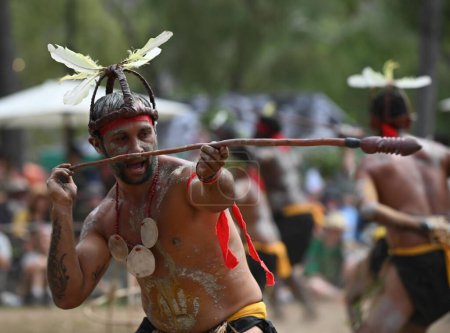 Téléchargez les photos : LAURA, QLD - 08 JUILLET 2023 : Homme aborigène australien tenant des armes traditionnelles lors d'une danse cérémonielle au Laura Quinkan Dance Festival Cape York Australie. Les cérémonies combinent danse, chant, rituels, décorations corporelles et costumes - en image libre de droit