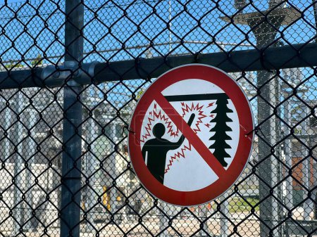 Foto de Peligro de muerte señal de advertencia de electricidad en una cerca de la instalación eléctrica. - Imagen libre de derechos
