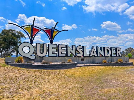 Téléchargez les photos : WALLANGARRA, QLD - 30 OCT 2023 : Signalisation de la frontière de l'État du Queenslander.Les lettres dimensionnelles géantes sont devenues une destination de voyage populaire attirant les touristes en voyage routier dans le Queensland, en Australie. - en image libre de droit