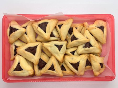 Purim galletas de vacaciones judías respaldadas Hamentashen Ozen Haman en caja de regalo cerca de fondo de alimentos.