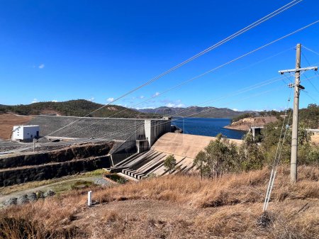 Foto de GLADSTONE, QLD - 24 AGO 2023: Paisaje de la presa de Awoonga y vertedero Queensland Australia.El lago Awoonga es el principal suministro de agua para la región de Gladstone administrado por la Junta de Aguas del Área de Gladstone. - Imagen libre de derechos