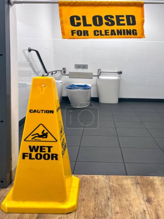 Cerrado temporalmente para letrero de limpieza en el baño público durante la limpieza de higiene
