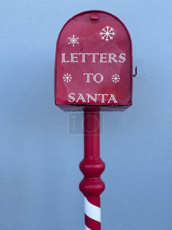 Briefe an den Weihnachtsmann Postfach. Der Weihnachtsmann ist eine legendäre Figur in der christlichen Kultur, die Geschenke in den späten Abendstunden und über Nacht an Heiligabend bringen soll.