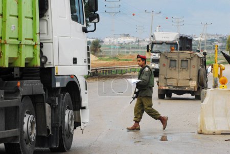 Foto de SUFA, ISR - DIC 26 2008: Camiones que transportan ayuda humanitaria a Gaza a través del cruce de Karni, Israel. El ministro de Defensa israelí, Ehud Barak, decidió permitir el traslado de suministros humanitarios a la Franja de Gaza - Imagen libre de derechos