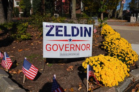 Photo for BROOKLYN, NEW YORK - OCTOBER 27,2022: Zeldin for Governor election sign are seen in residential area in Brooklyn, New York. The 2022 New York gubernatorial election will take place on November 8, 2022 - Royalty Free Image