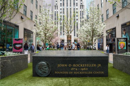 Téléchargez les photos : NEW YORK - 12 MAI 2022 : Panneau Rockefeller Center. Rockefeller Center a été construit par la famille Rockefeller pendant la Grande Dépression - en image libre de droit
